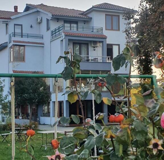 هتل Tirona