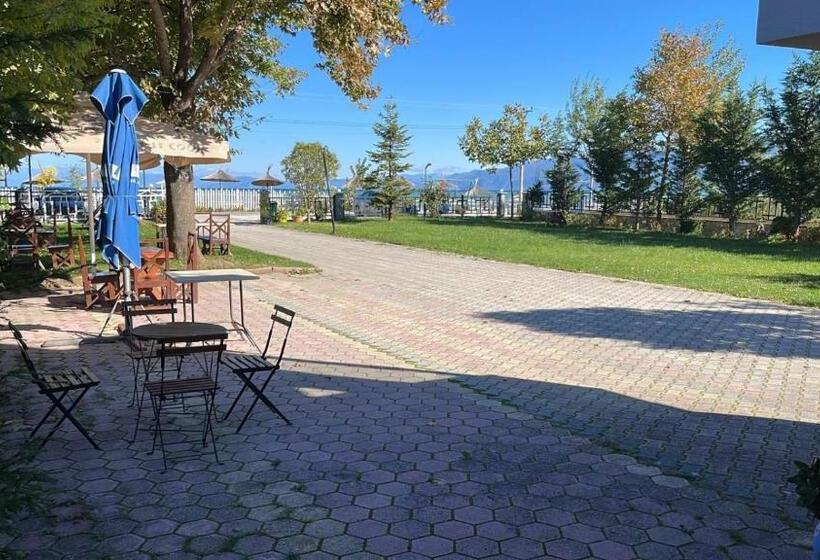 בית מלון כפרי Tirona