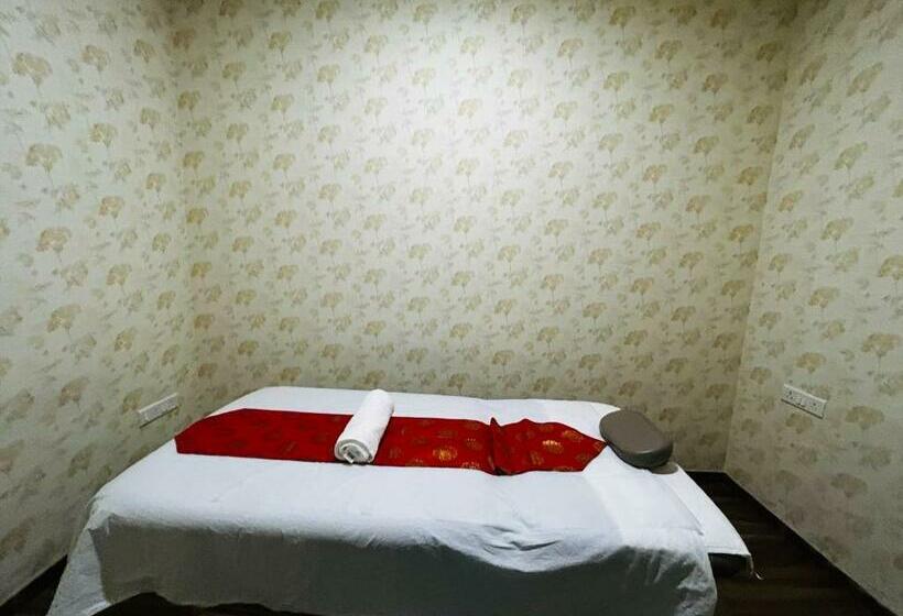 Отель Apricot Ahmedabad