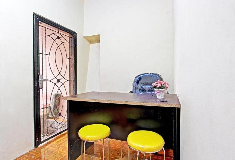 Отель Oyo 91818 Papaya Kos