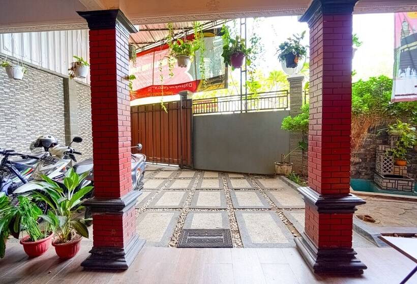 호텔 Tutus Homestay Syariah Redpartner