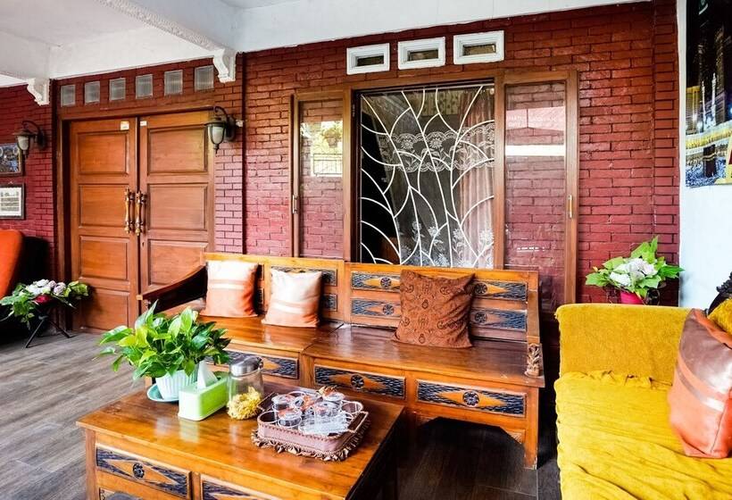 호텔 Tutus Homestay Syariah Redpartner