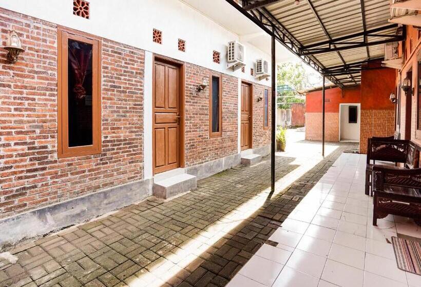 호텔 Tutus Homestay Syariah Redpartner