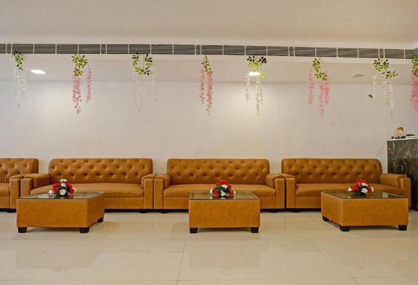 Отель Collection O 700794 Blue Diamond