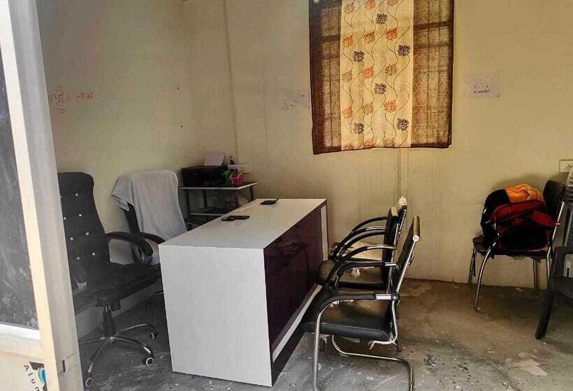 호텔 Oyo 70136 Vrinda Inn