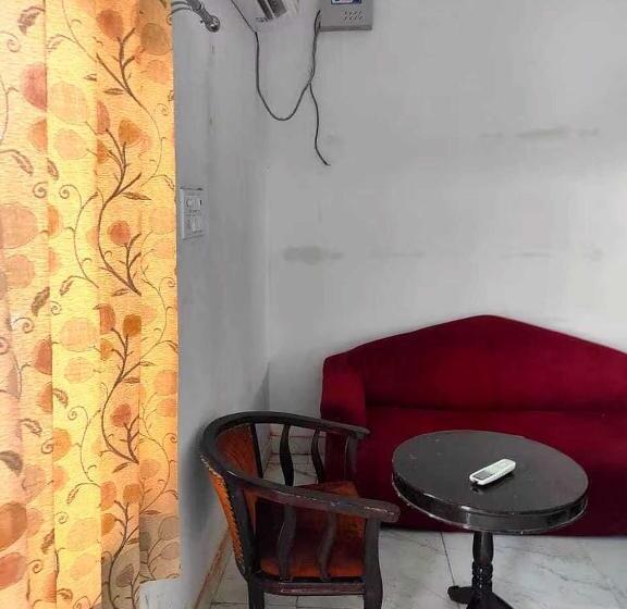 ホテル Oyo 70136 Vrinda Inn