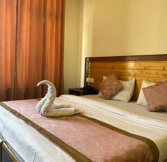 Отель Zikzik Holidays