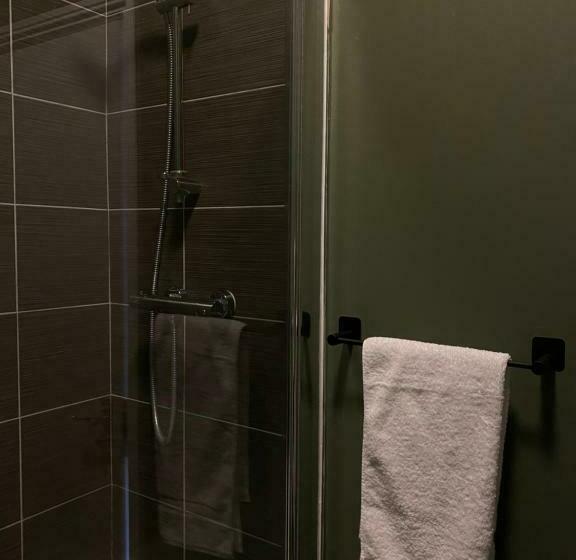 הוסטל Ship Inn Ltd