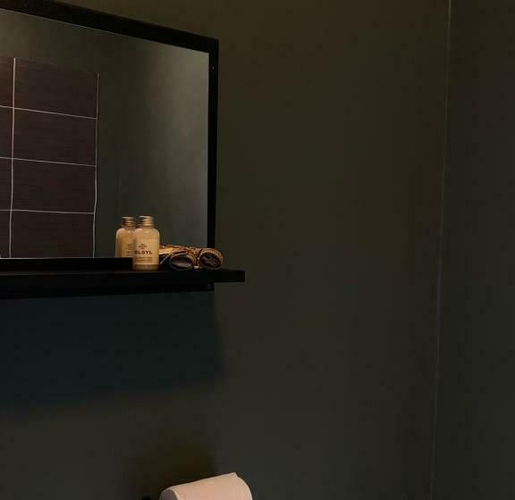 הוסטל Ship Inn Ltd