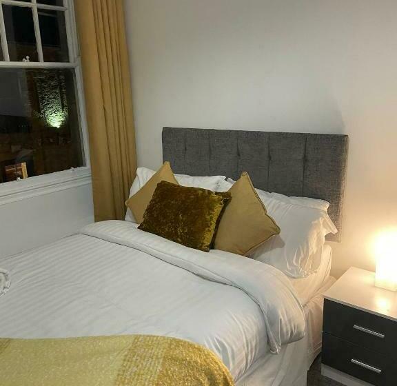 הוסטל Ship Inn Ltd