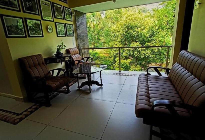 פנסיון Athirapilly On The Rocks