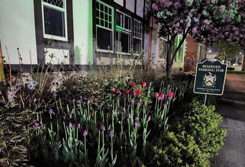 住宿加早餐  Frederick Stearns House Historic Inn