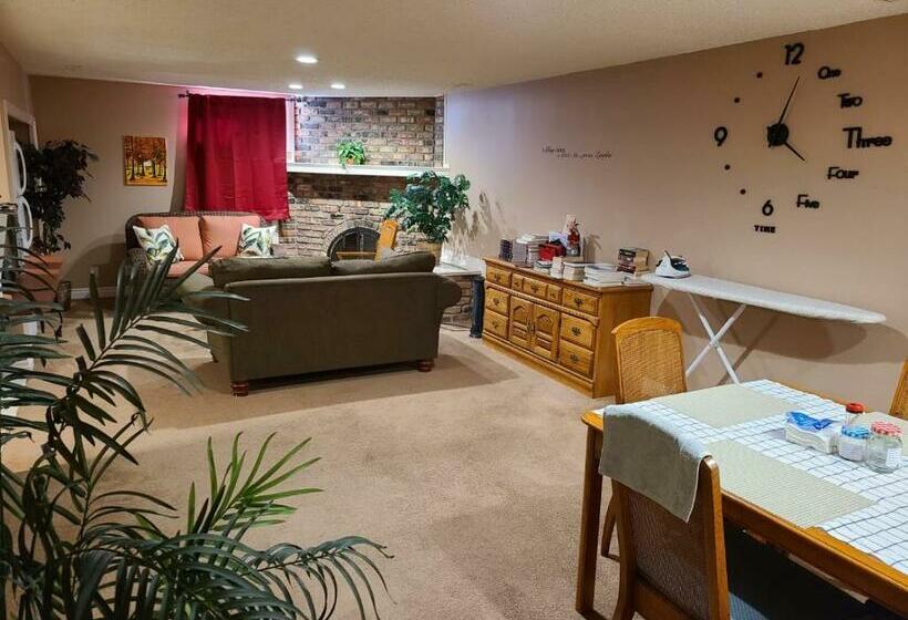 פנסיון Cozy Home With Comfortable Beds And Fully Equipped Kitchen 15 Mins Drive From Airport, Downtown, Sai