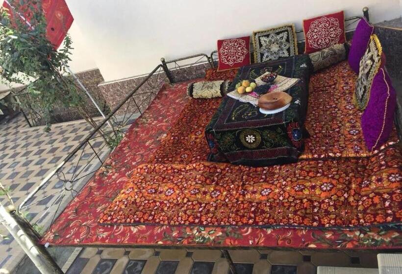 פנסיון Tohir Ota Guest House