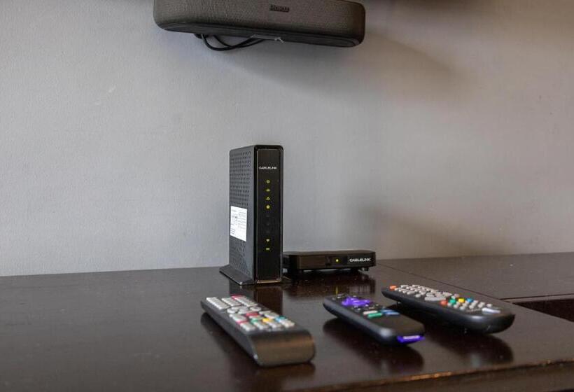 Spacious Penthouse Near Naia With 24 7 Convenience