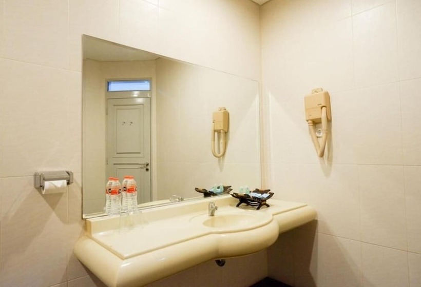 ホテル New Puri Garden Bandara Semarang