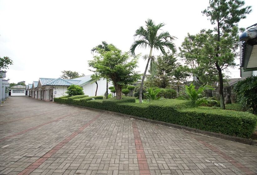 ホテル New Puri Garden Bandara Semarang