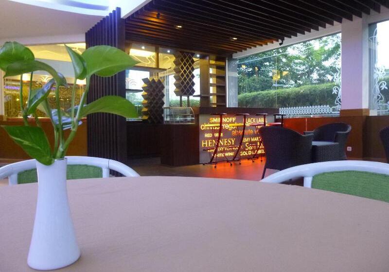 ホテル New Puri Garden Bandara Semarang