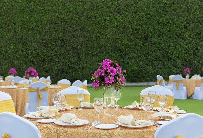 هتل Doubletree By Hilton  Agra