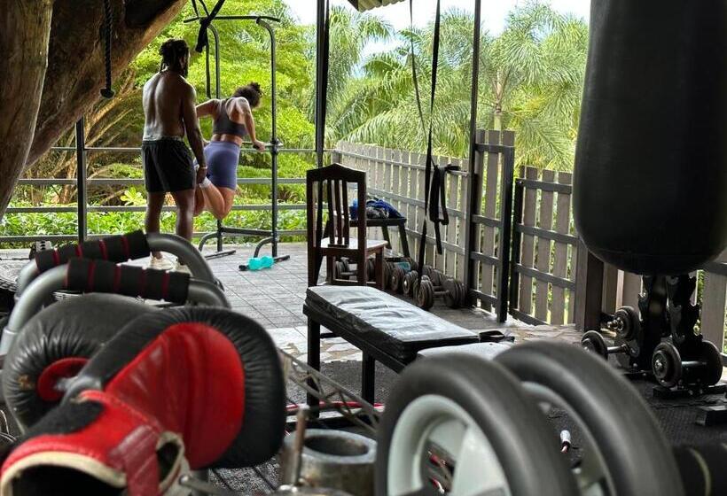 호텔 Good Time Sports Village Koh Mak