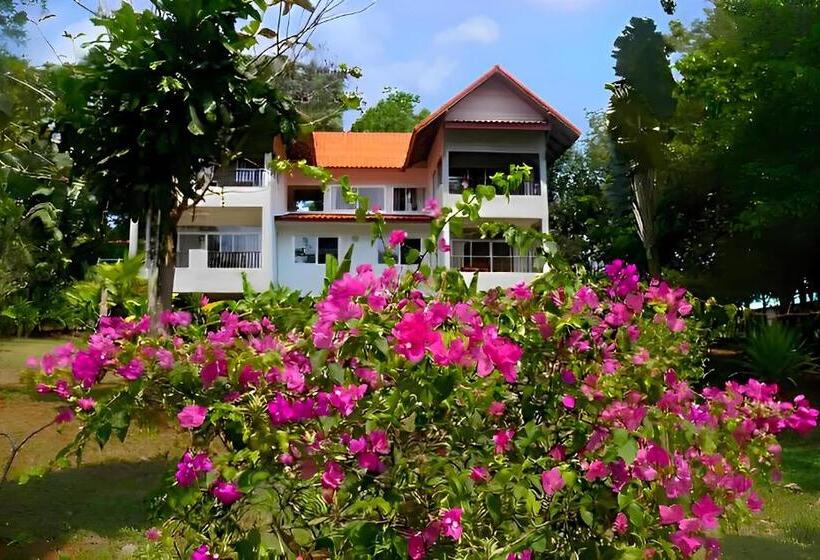 호텔 Good Time Sports Village Koh Mak