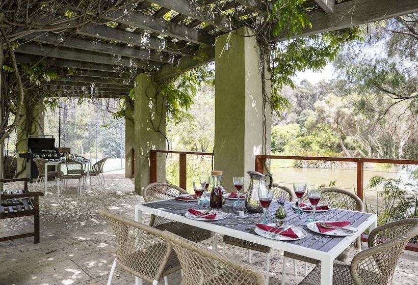 Отель Grand Mercure Basildene Manor