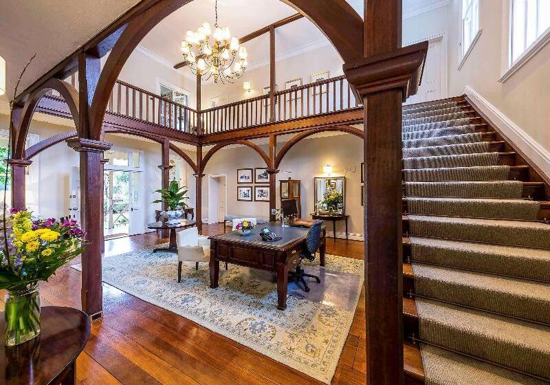 Отель Grand Mercure Basildene Manor