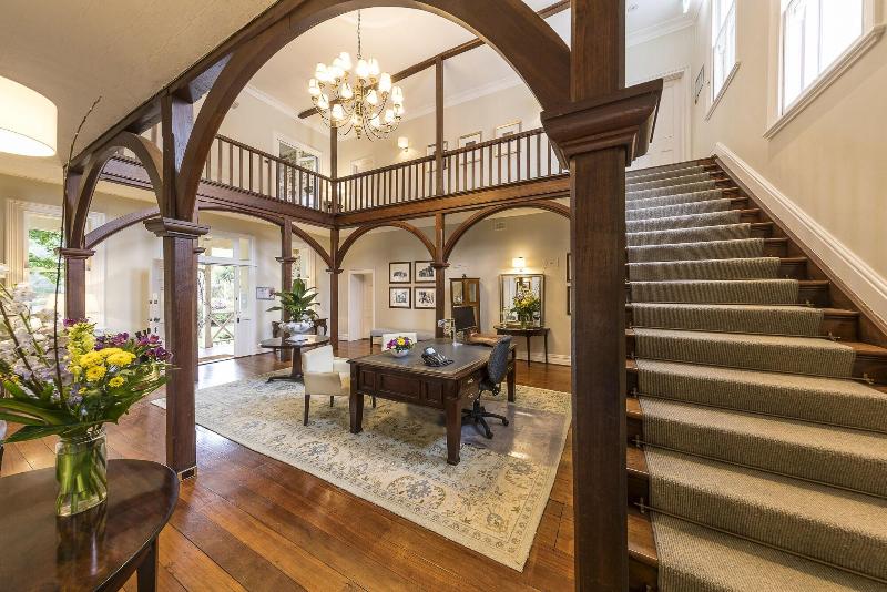 Отель Grand Mercure Basildene Manor