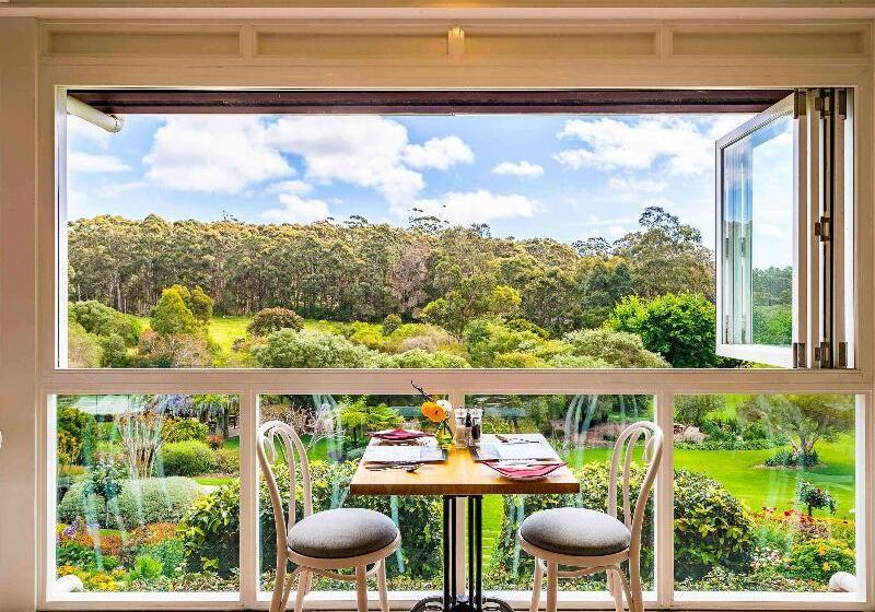 Отель Grand Mercure Basildene Manor