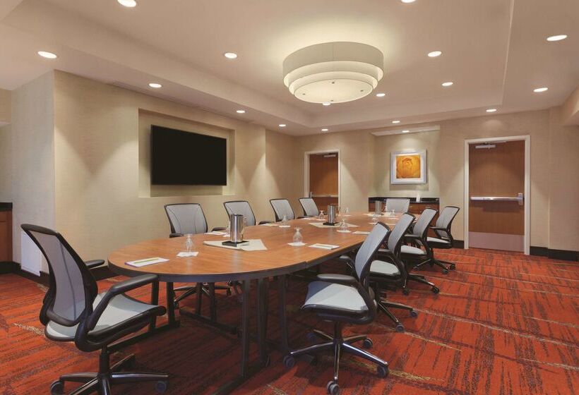 Отель Hilton Garden Inn Falls Church