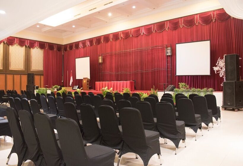 Luminor Hotel Jember By Wh