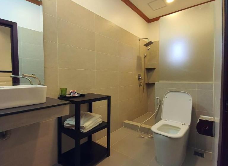 Отель New Paris and Restaurant