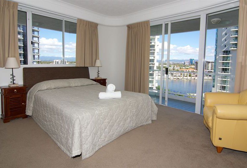 Отель Surfers Mayfair Apartments