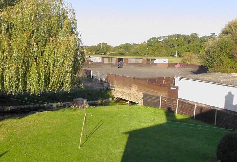 호텔 Willowbrook Riding Centre