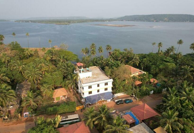 ユースホステル Urban Nomads Morjim Colive And Cowork