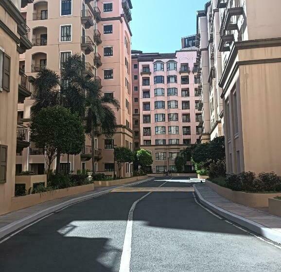 Nocleg ze śniadaniem Montecito Prime Condo Across Terminal 3