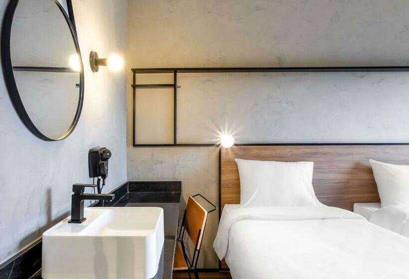 Отель Ibis Aruja