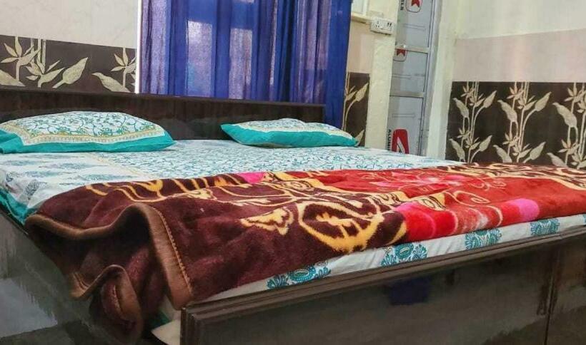 בית מלון כפרי Oyo 70121 Rock Star  Rooms