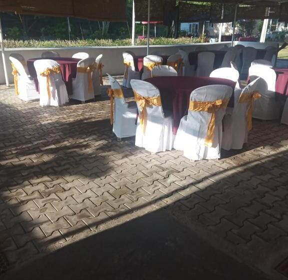 צימר Visaka Hotel   Kataragama