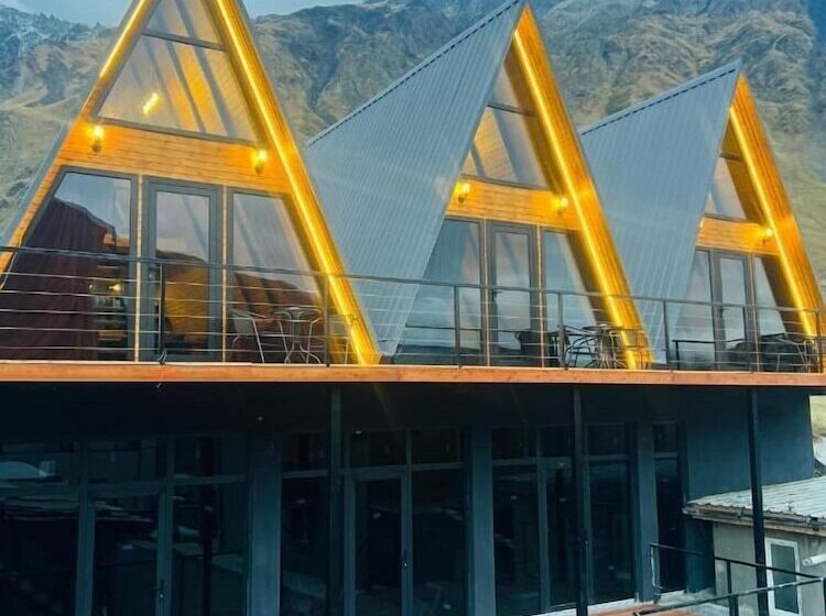 هتل Pyramid Kazbegi