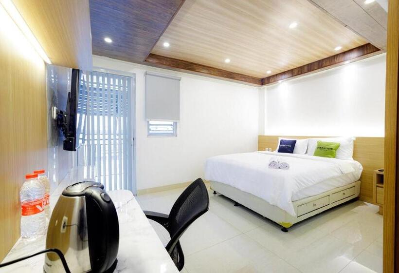 Urbanview Hotel Kota Tua Jakarta