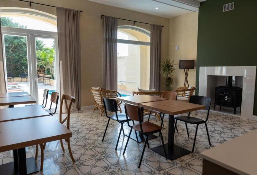 تختخواب و صبحانه The Carob Tree