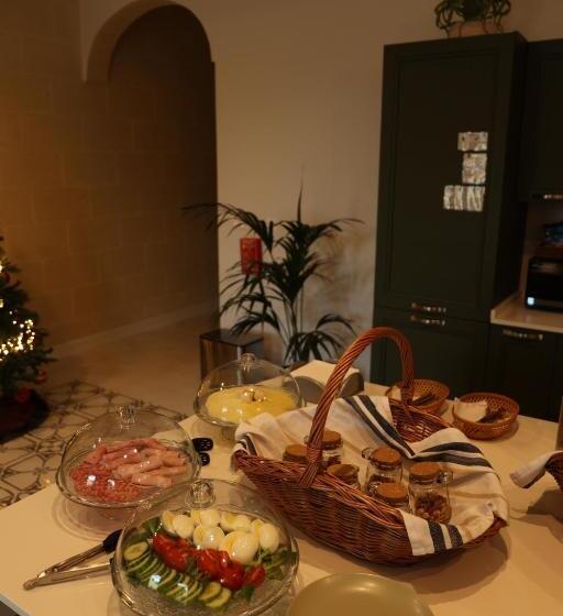 تختخواب و صبحانه The Carob Tree