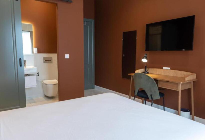 تختخواب و صبحانه The Carob Tree