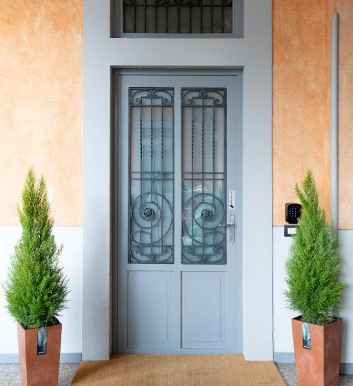 پانسیون Varese Suites