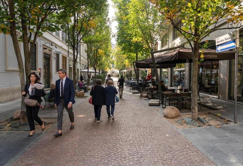 پانسیون Varese Suites