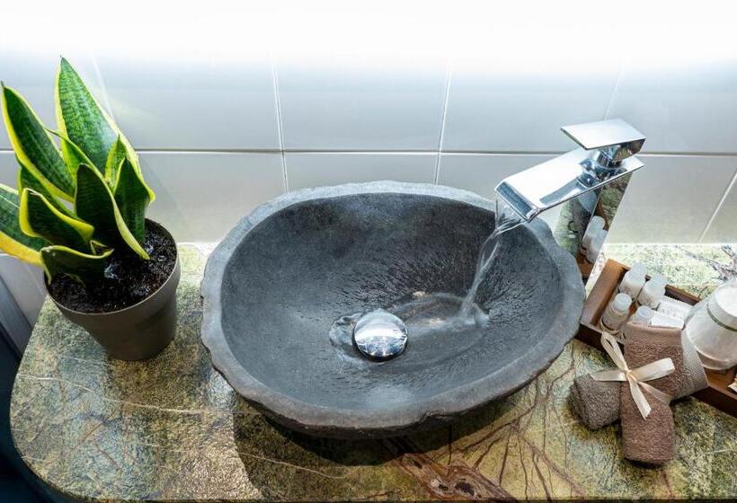 پانسیون Varese Suites