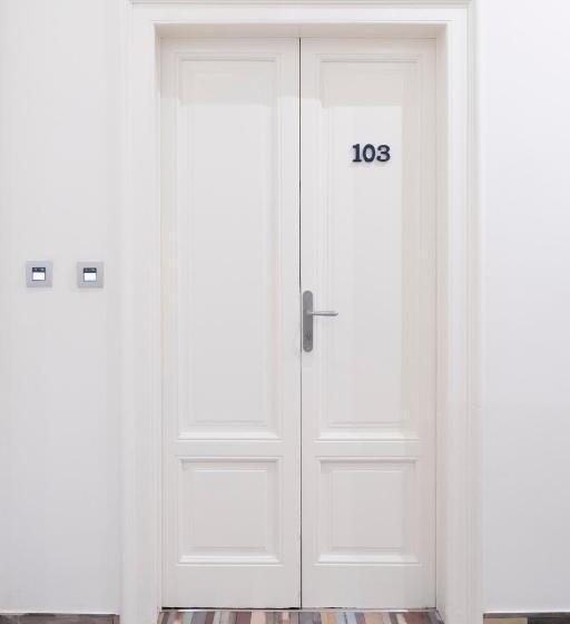 پانسیون Varese Suites