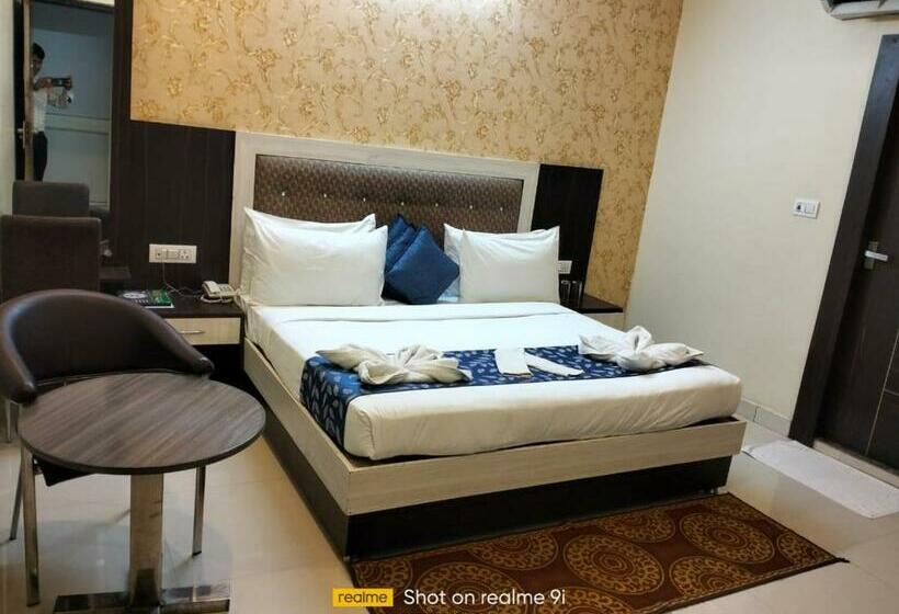 Green Leaf Hotel By Wb Inn