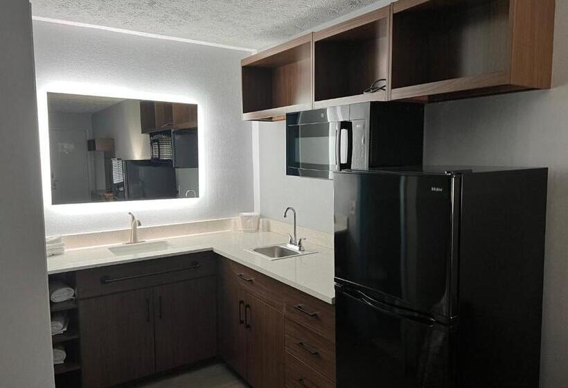 ホテル Hometowne Studios By Red Roof Georgetown, Ky